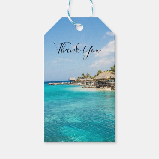 Schilderachtig Tropisch strand met Thatched Huts F Cadeaulabel (Voorkant)