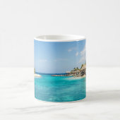 Schilderachtig Tropisch strand met Thatched Huts F Koffiemok (Center)