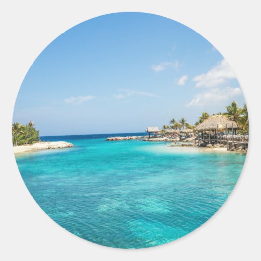 Schilderachtig Tropisch strand met Thatched Huts F Ronde Sticker (Voorkant)