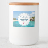 Schilderachtig Tropisch strand met Thatched Huts F Voedselcontainer Etiket (Voorkant)