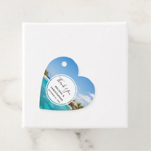 Schilderachtig Tropisch strand met Thatched Huts H Bedankjes Labels (In situ)