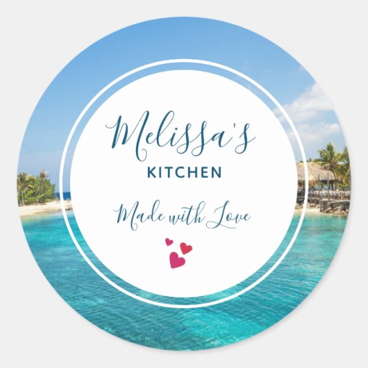 Schilderachtig Tropisch strand met Thatched Huts K Ronde Sticker (Voorkant)