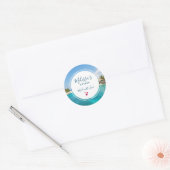 Schilderachtig Tropisch strand met Thatched Huts K Ronde Sticker (Envelop)