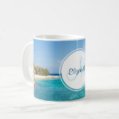 Schilderachtig Tropisch strand met Thatched Huts M Koffiemok (Voorkant links)