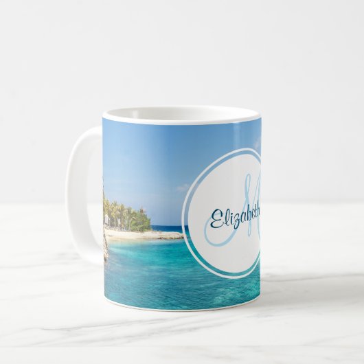 Schilderachtig Tropisch strand met Thatched Huts M Koffiemok (Voorkant links)