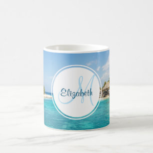 Schilderachtig Tropisch strand met Thatched Huts M Koffiemok