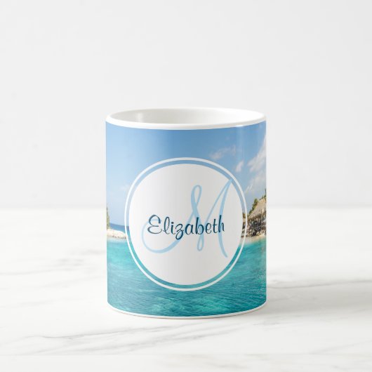 Schilderachtig Tropisch strand met Thatched Huts M Koffiemok (Center)