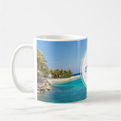 Schilderachtig Tropisch strand met Thatched Huts M Koffiemok (Links)