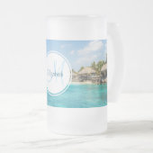 Schilderachtig Tropisch strand met Thatched Huts M Matglas Bierpul (Voorkant rechts)