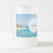 Schilderachtig Tropisch strand met Thatched Huts M Matglas Bierpul (Voorkant links)