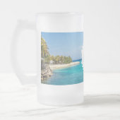 Schilderachtig Tropisch strand met Thatched Huts M Matglas Bierpul (Links)