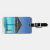 Schilderachtig Tropisch strand met Thatched Umbrel Bagagelabel (Voorkant horizontaal)