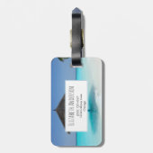 Schilderachtig Tropisch strand met Thatched Umbrel Bagagelabel (Achterkant verticaal)