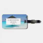 Schilderachtig Tropisch strand met Thatched Umbrel Bagagelabel (Achterkant horizontaal)