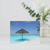 Schilderachtig Tropisch strand met Thatched Umbrel Briefkaart (Staand voorkant)
