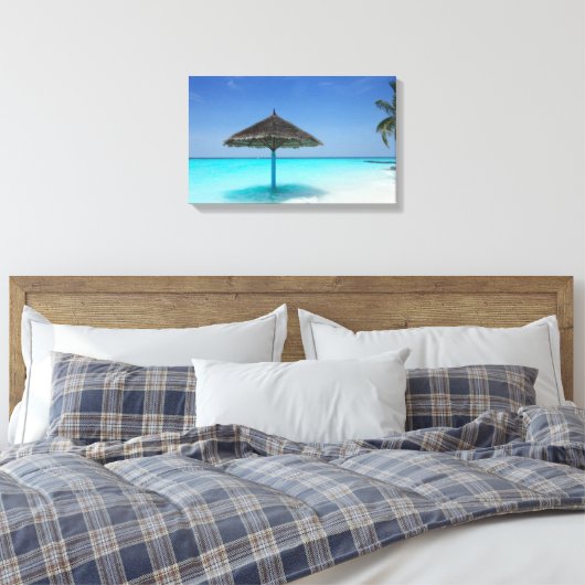 Schilderachtig Tropisch strand met Thatched Umbrel Canvas Afdruk (Insitu (Slaapkamer))