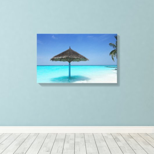 Schilderachtig Tropisch strand met Thatched Umbrel Canvas Afdruk (Insitu (Houten vloer))
