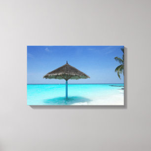 Schilderachtig Tropisch strand met Thatched Umbrel Canvas Afdruk