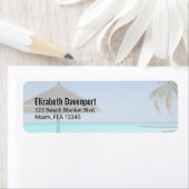 Schilderachtig Tropisch strand met Thatched Umbrel Etiket (Insitu)