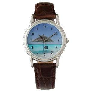 Schilderachtig Tropisch strand met Thatched Umbrel Horloge
