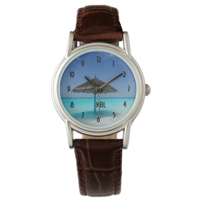 Schilderachtig Tropisch strand met Thatched Umbrel Horloge (Voorkant)