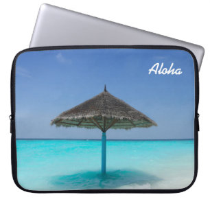 Schilderachtig Tropisch strand met Thatched Umbrel Laptop Sleeve
