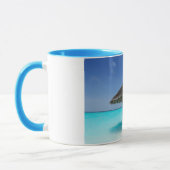 Schilderachtig Tropisch strand met Thatched Umbrel Mok (Links)