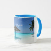 Schilderachtig Tropisch strand met Thatched Umbrel Mok (Voorkant rechts)