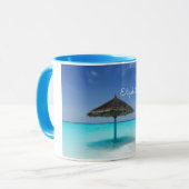 Schilderachtig Tropisch strand met Thatched Umbrel Mok (Voorkant links)