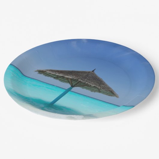 Schilderachtig Tropisch strand met Thatched Umbrel Papieren Bordje (Gekanteld)