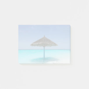 Schilderachtig Tropisch strand met Thatched Umbrel Post-it® Notes