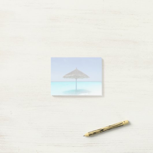 Schilderachtig Tropisch strand met Thatched Umbrel Post-it® Notes (Op bureau)