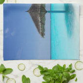 Schilderachtig Tropisch strand met Thatched Umbrel Theedoek (Gevouwen)