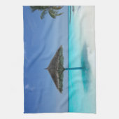 Schilderachtig Tropisch strand met Thatched Umbrel Theedoek (Verticaal)