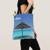 Schilderachtig Tropisch strand met Thatched Umbrel Tote Bag (Dichtbij)