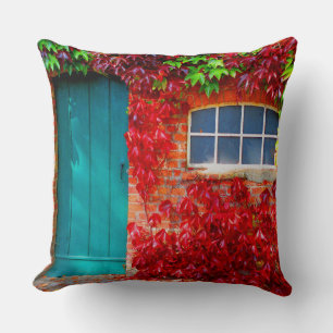 Schilderachtig Turquoise-deur met levendige herfst Kussen