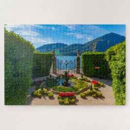 Schilderachtig uitzicht van de tuin in Villa op he Legpuzzel