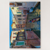 Schilderachtig uitzicht van een kanaal met gondola legpuzzel (Verticaal)