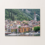 Schilderachtig Varenna, Italië op het Como-meer Legpuzzel<br><div class="desc">Dit schilderachtig uitzicht van Varenna, Italië was prachtig in persoon, maar het zal je eigen speciale uitzicht zijn als het voltooid is. Varenna is een komune op het Comomeer in de provincie Lecco in de Italiaanse regio Lombardije, gelegen op ongeveer 60 km ten noorden van Milaan en ongeveer 20 km...</div>