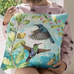 Schilderachtig vogelpest - Natuur kunst | Blauw gr Kussen<br><div class="desc">Het mooie kolibrieswerk is het middelpunt van deze elegante gooiende kussen die echt schijnen met blauwe luiers, vlinders en een zachte gloed van warm zonlicht van de afstand. Geniet van de oneindige schoonheid van de natuur van de moeder met een prachtige waterverf, met rode bessen en een rode groene bladeren...</div>