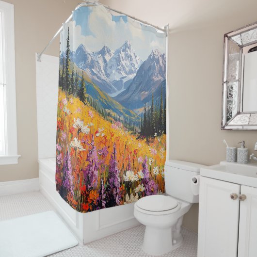 Schilderachtig wilde bloemen en bergen Fine Art Douchegordijn (In situ)