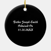 Schilderd metaal dat zich op haar handen drukt keramisch ornament (Achterkant)