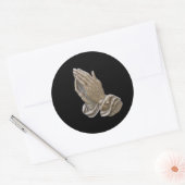 Schilderd metaal dat zich op haar handen drukt ronde sticker (Envelop)