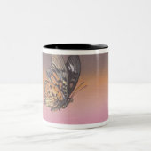 Schilderen met vlinder tijdens de vlucht tweekleurige koffiemok (Center)