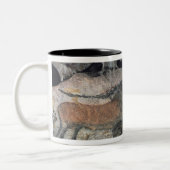 Schilderen op steen van een stier en paarden, c.17 tweekleurige koffiemok (Links)