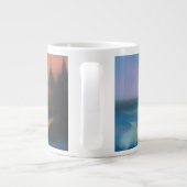 Schilderij van lichtblauwe zee golven onder de zon grote koffiekop (Achterkant)