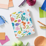 Schildkleurige zoutwaterdieren iPad cover<br><div class="desc">Cutkleurig tropisch zoutwaterleven en dieren illustreren de aanpasbare witte achtergrond. Viskoralen,  zee-paarden enz.</div>