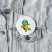 Schildpad als astronaut met glazen bal ronde button 7,6 cm (In situ)