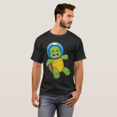 Schildpad als astronaut met glazen bal t-shirt (Voorkant volledig)