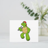 Schildpad als monteur met sleutel & pet briefkaart (Staand voorkant)